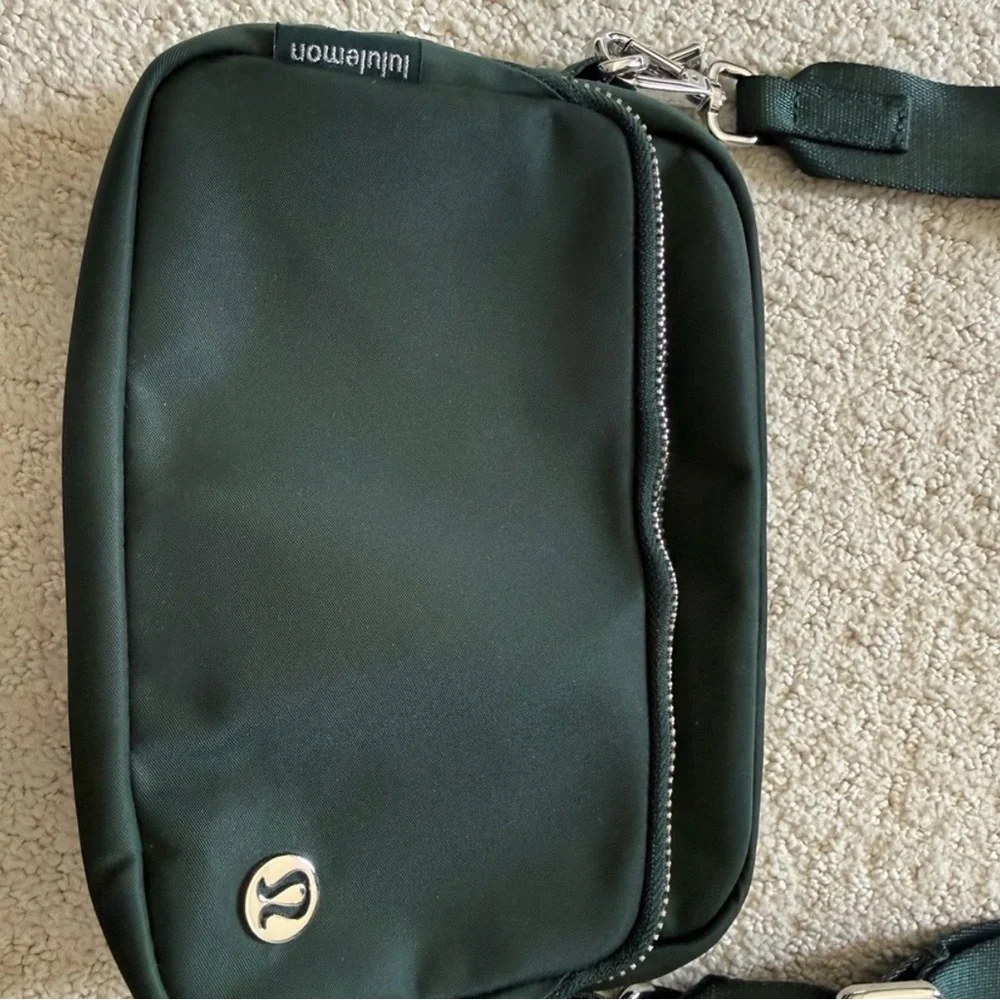 lululemon athletica Everywhere 2L Crossbody bag - Picture 3 of 6